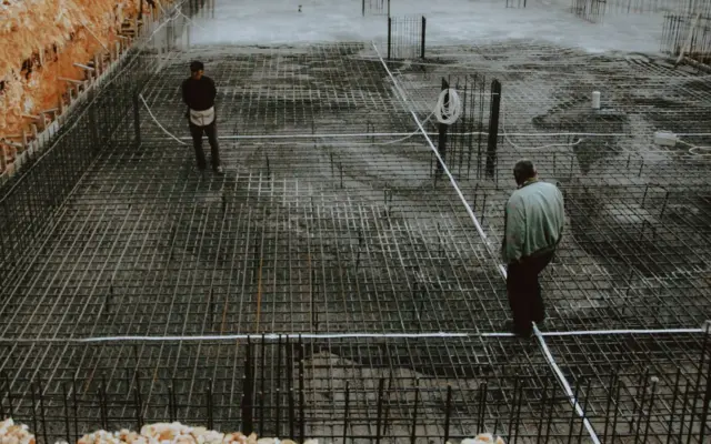 O imagine de pe un șantier de construcții care arată fundația unei clădiri în curs de realizare