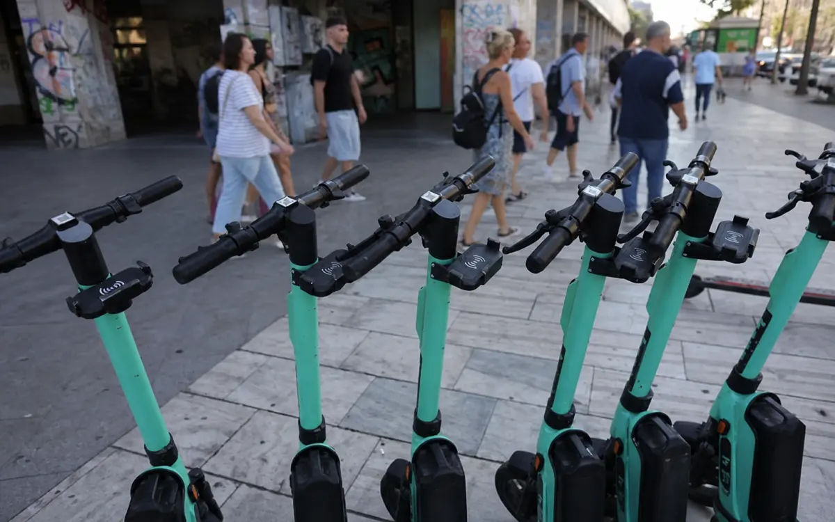 Trotinete electrice de închiriat parcate pe un trotuar din București