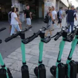 Trotinete electrice de închiriat parcate pe un trotuar din București