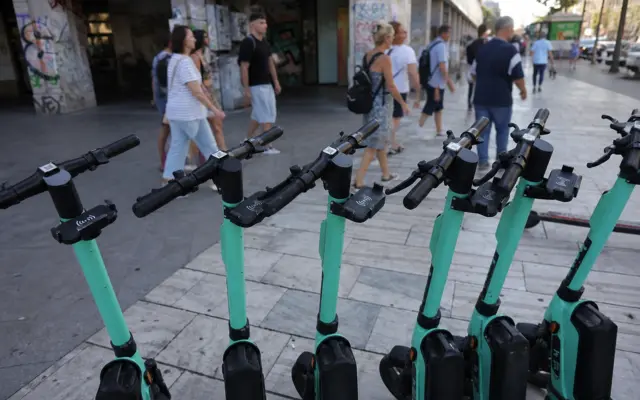 Trotinete electrice de închiriat parcate pe un trotuar din București
