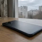 Telefon mobil pe birou