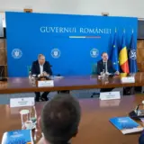 O imagine de ansamblu a unei ședințe a Guvernului României într-o sală oficială