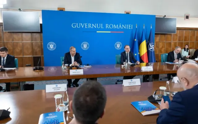 O imagine de ansamblu a unei ședințe a Guvernului României într-o sală oficială
