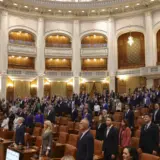 Uniforma școlară obligatorie propusă de PSD a fost contestată de guvernul Bolojan pe ultima lui sută de metri, printr-un punc