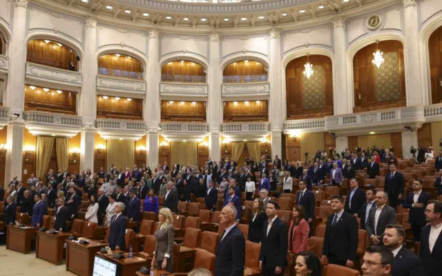 Uniforma școlară obligatorie propusă de PSD a fost contestată de guvernul Bolojan pe ultima lui sută de metri, printr-un punc