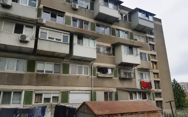 Balcoanele închise înainte de noul cod cer autorizație. Ministrul avertizează cu amendă pentru refuz, dar legea nu o prevede