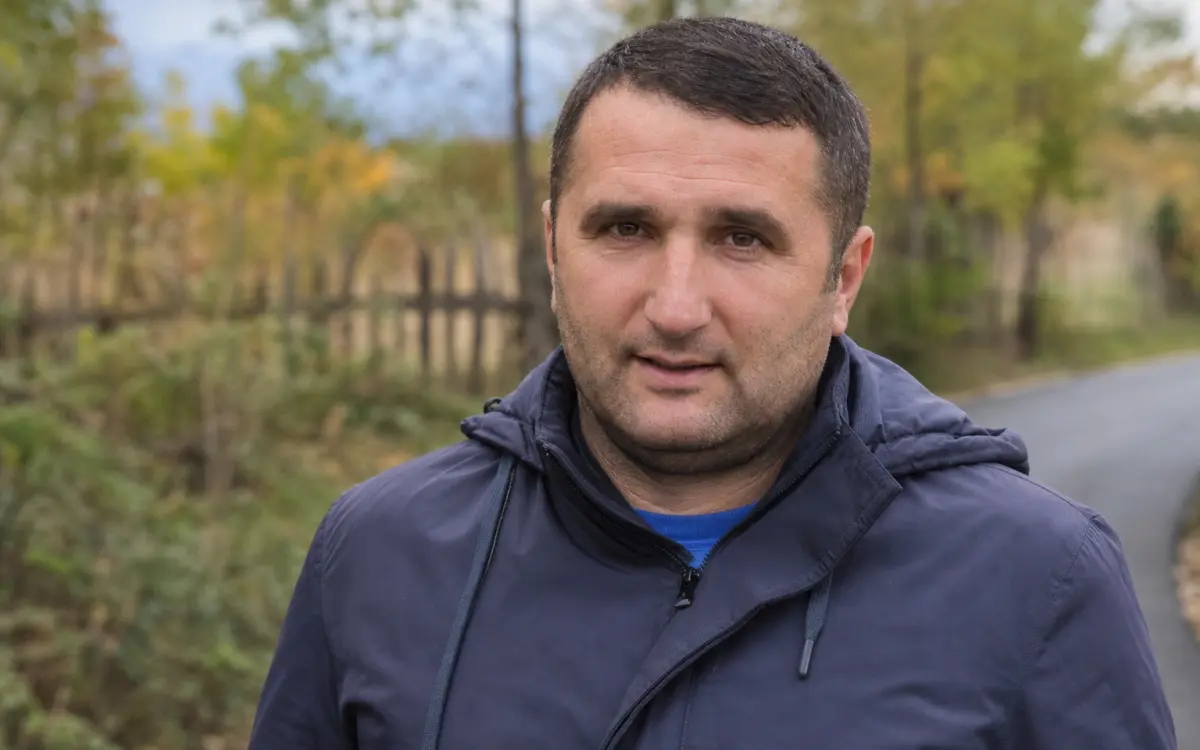 Primarul din Pui admite că a ridicat piciorul spre capul secretarei. Poliția cercetează reclamația de agresiune