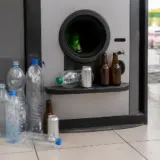 Punctele pentru returnarea ambalajelor în școli au fost scoase din plan. Garanția se recuperează la magazine