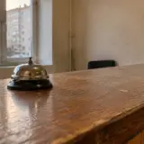 Sonerie de recepție pe birou vechi