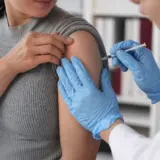 Vaccinările antigripale sunt cu 29% mai puține decât în perioada comparabilă din 2025. Dozele din depozite nu arată câte au ajuns în farmacii