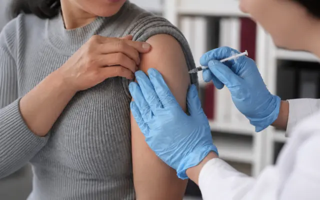 Vaccinările antigripale sunt cu 29% mai puține decât în perioada comparabilă din 2025. Dozele din depozite nu arată câte au ajuns în farmacii